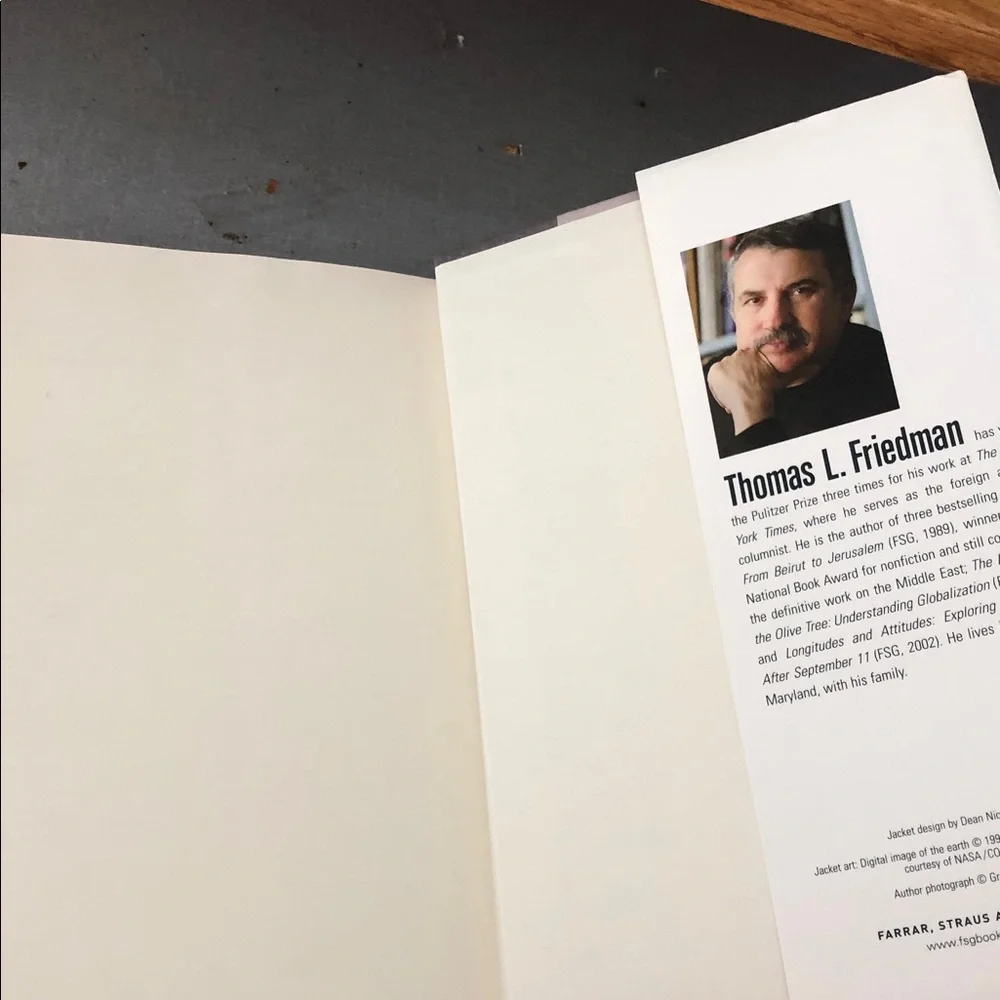 The World Is Flat by Thomas L. Friedman - White & Dark Green Cover